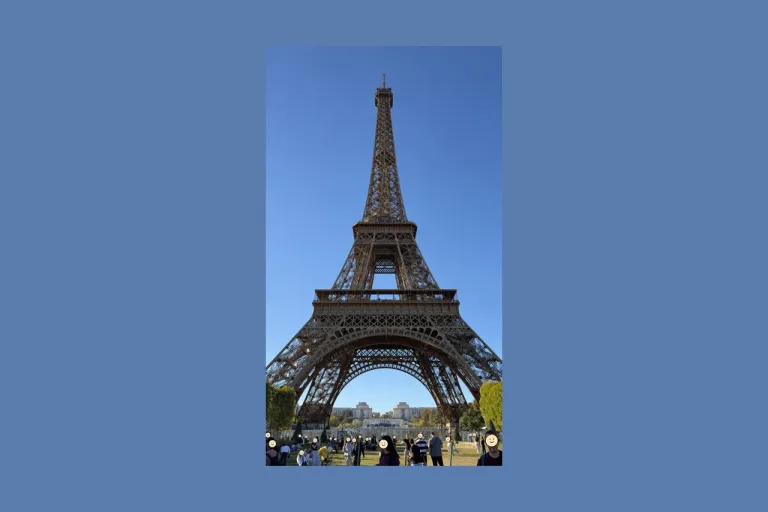 "エッフェル塔を下から見上げた青空の写真"