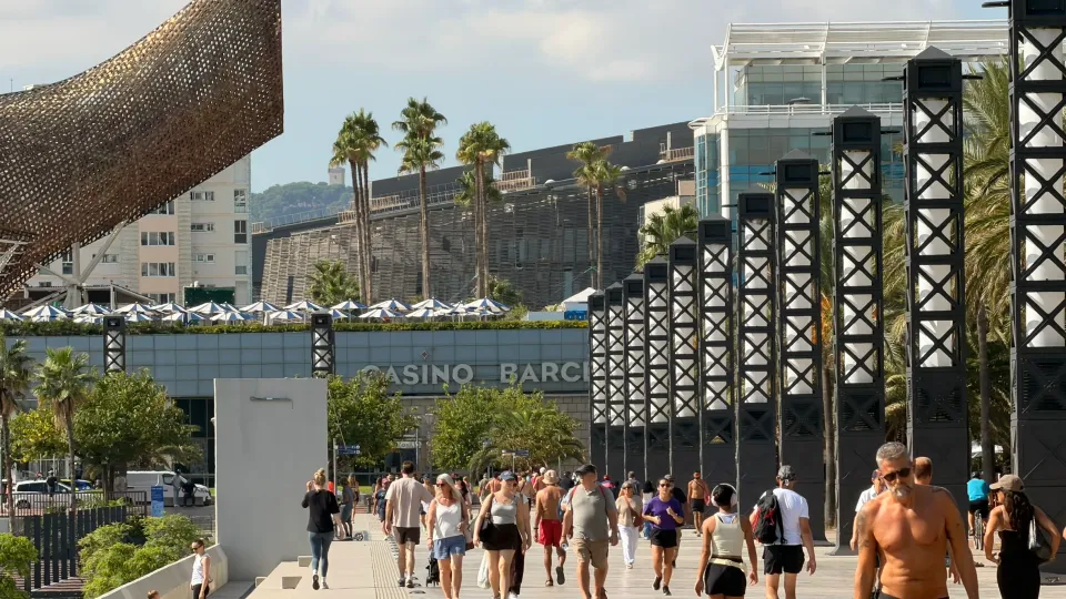 海沿いの遊歩道から見たCasino Barcelona