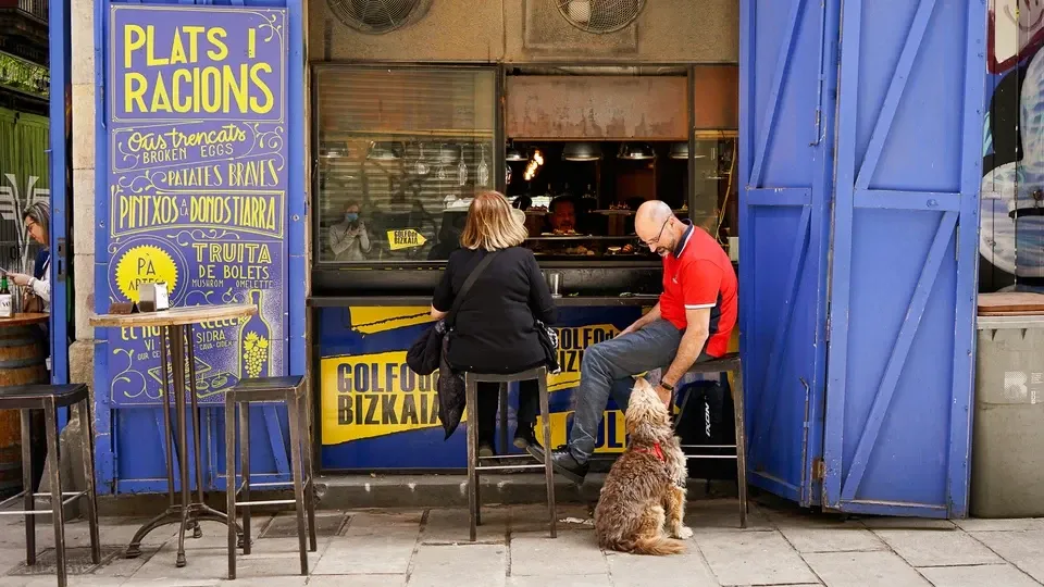 Golfo de Bizkaia Bornの外観。青い扉と黄色い文字が、店先の目印。