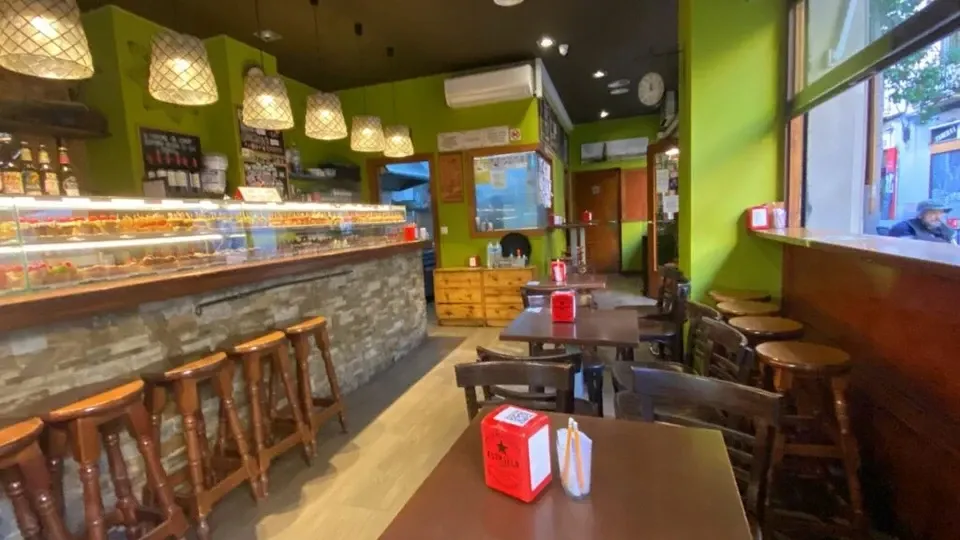 Pincho Jの店内。ピンチョスのケース前と窓側に、木のスツール。