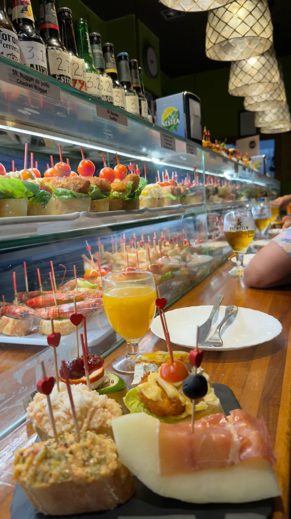 Pincho Jのカウンターに並ぶいろいろなピンチョス