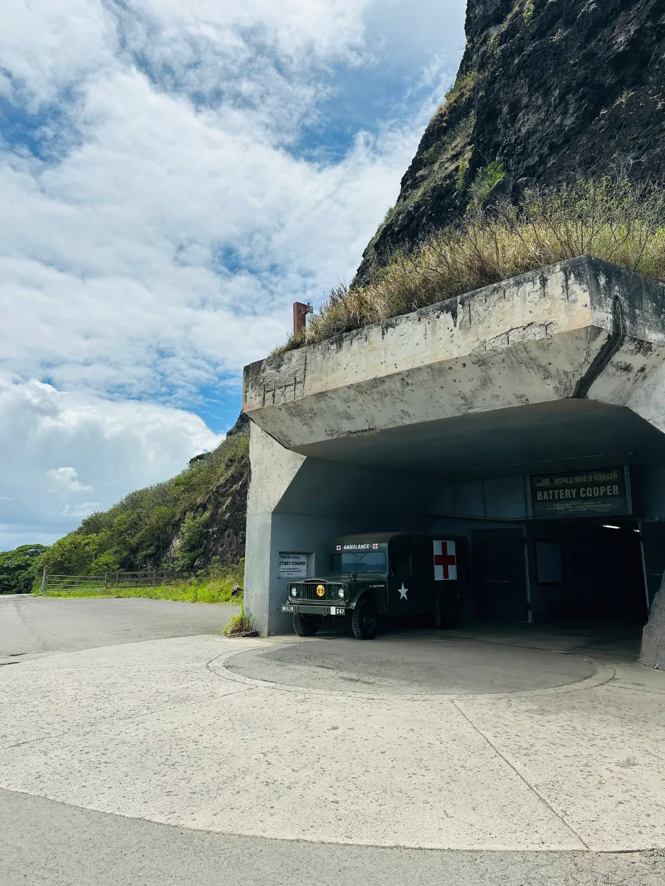 クアロアランチのコンクリート建物前のUTV