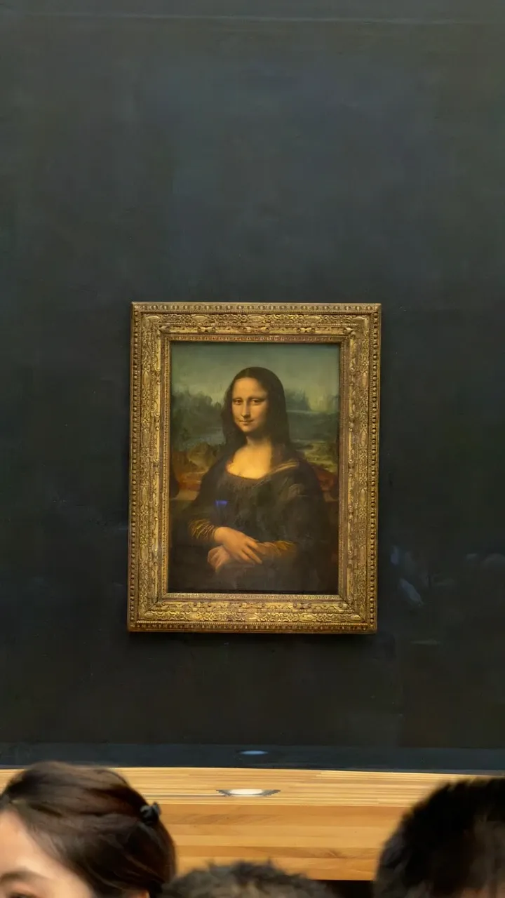 ルーブル美術館のモナ・リザと手前に集まる来館者