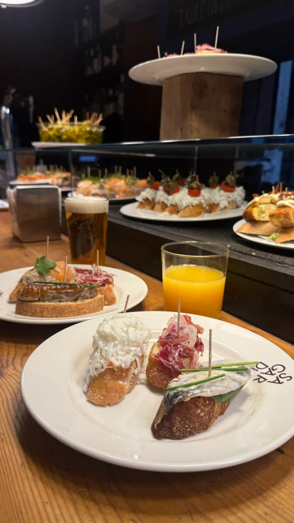 Golfo de Bizkaia Bornの白い皿に盛られたピンチョス