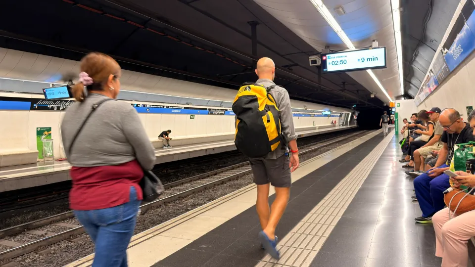 バルセロナのCollblanc駅でメトロを待つ人たち