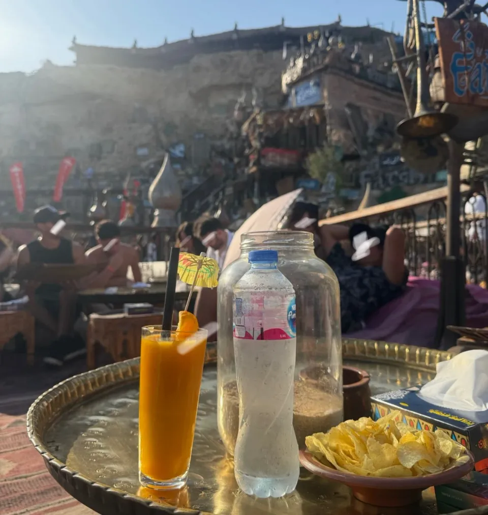 ライトアップまでの3時間、酒とか飲みながら時間を潰した。