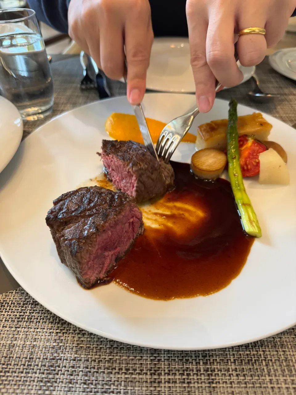 切り分けて食べるステーキ。