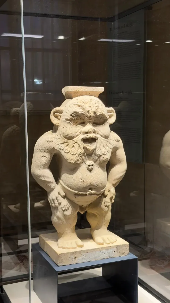 ひげを生やし舌を出した古代エジプトのベス神の石灰岩の像