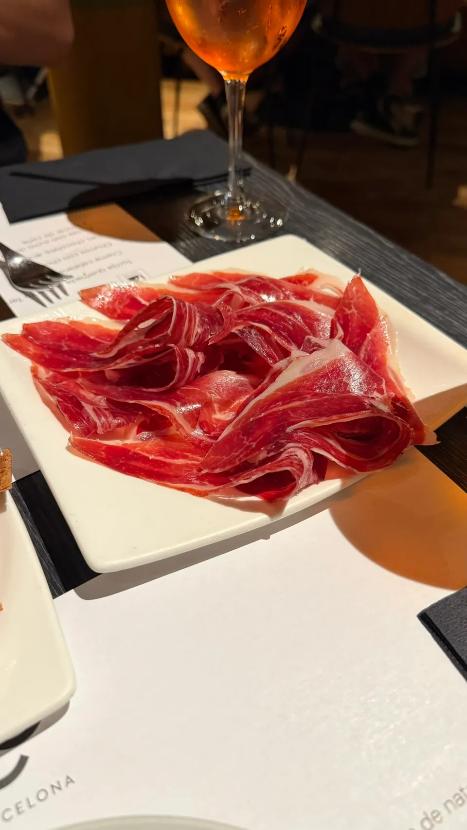 Cerveseria Catalanaで食べた薄切りの生ハムとパン