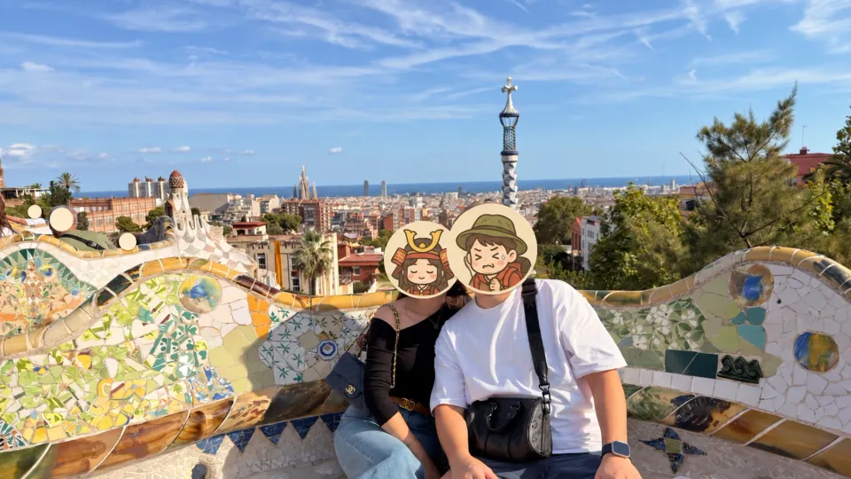 グエル公園のモザイクベンチから見たバルセロナの街と海。ふたりの顔は著者アイコンで隠しています