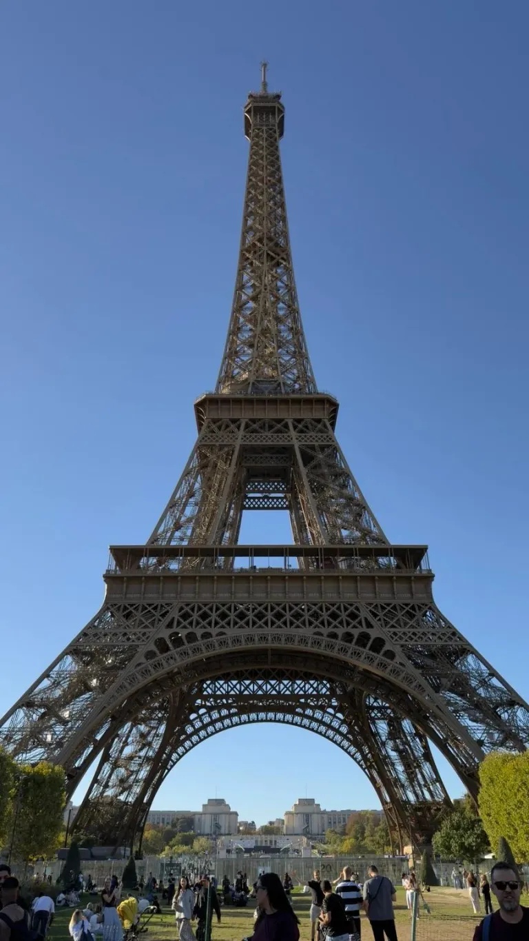 青空の下で見上げたエッフェル塔