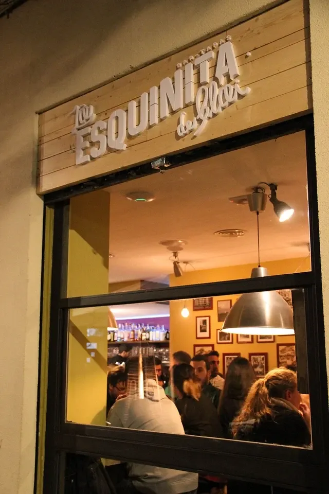 La Esquinita de Blaiの外観。木板に白い文字の「La ESQUINITA de Blai」。