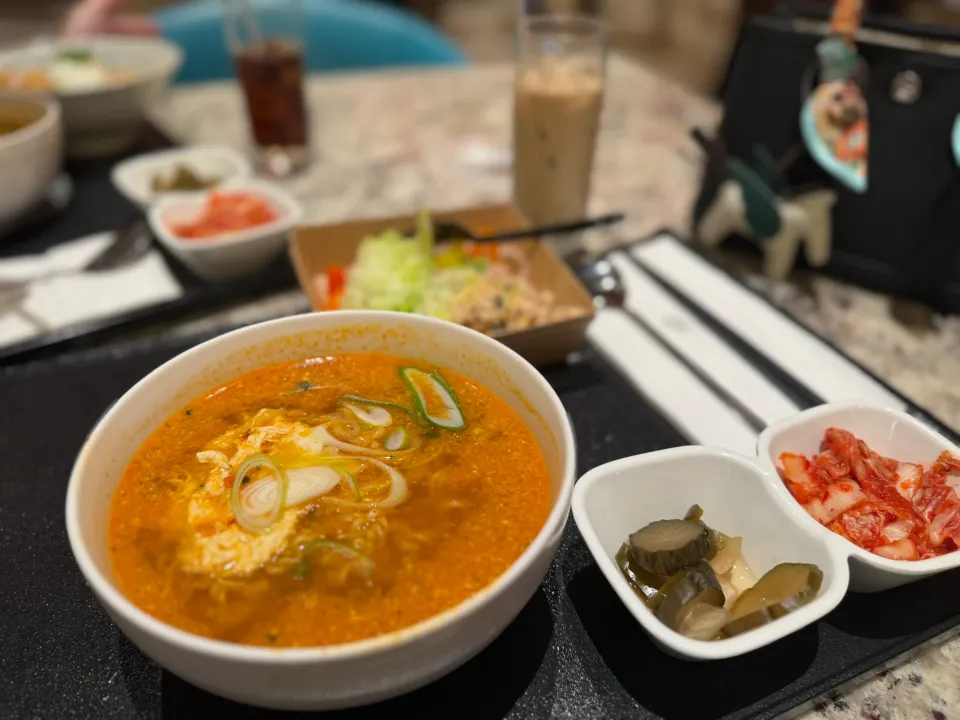 合間の食事に、温かいスープと小鉢。