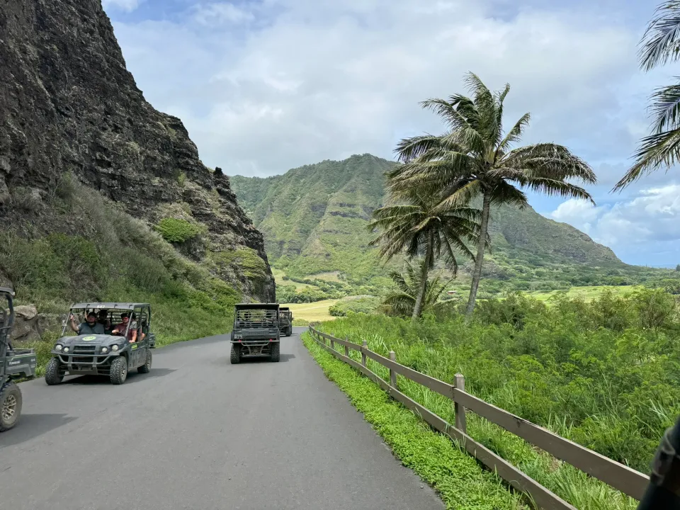 クアロアランチの海沿いの道を走るUTV