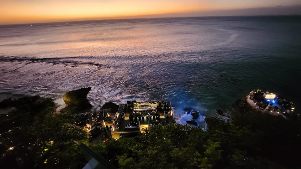 夕暮れの海と岩場に広がるRock Bar