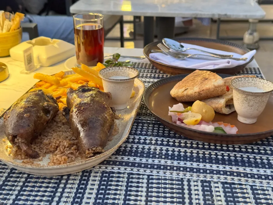 滞在中の夕食の食卓。ホテルで食事まで済ませられるのが便利でした。