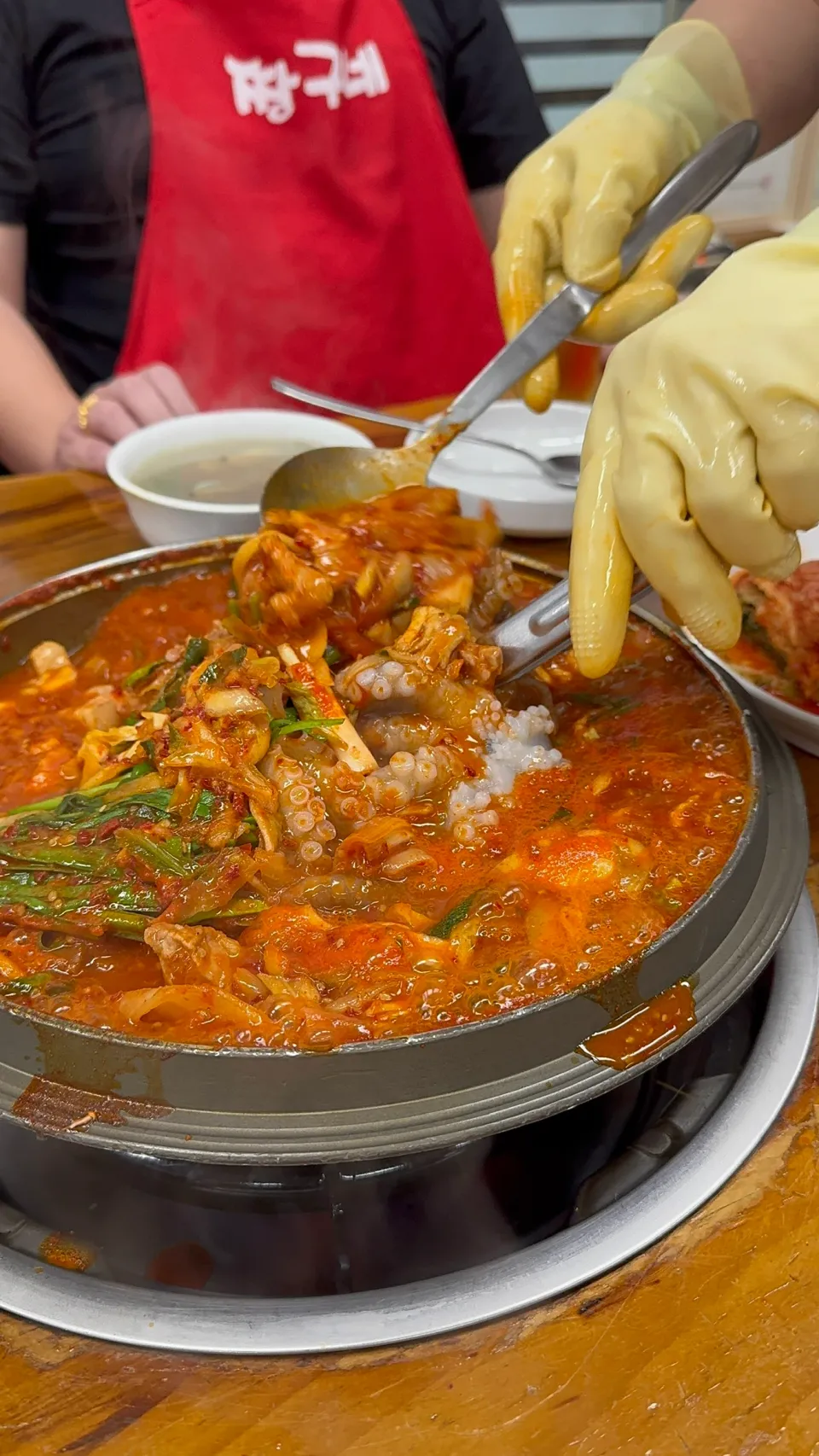 送迎してもらった館外のお店で食べたタコの鍋。