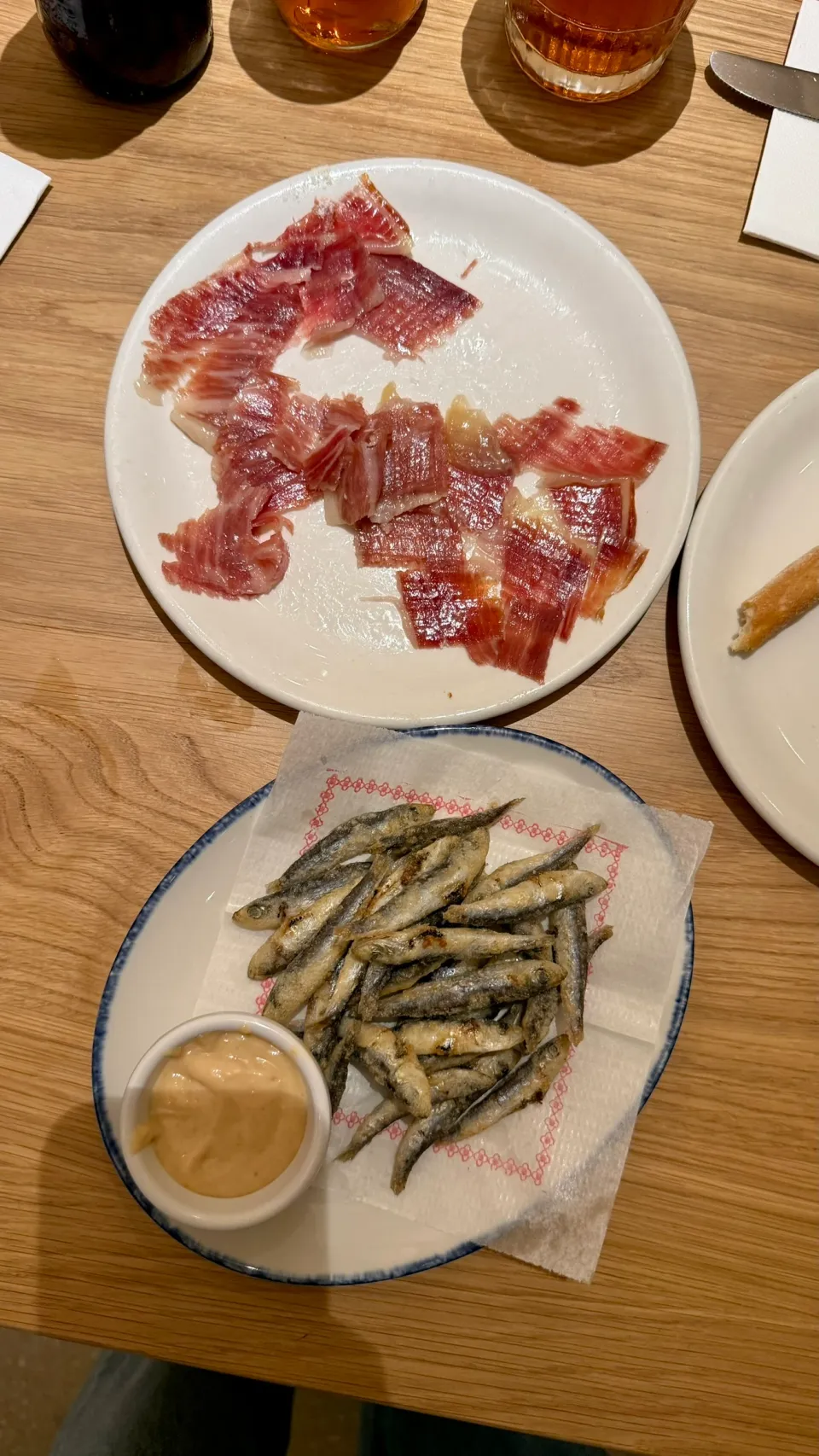 DELTAで食べた小魚のフライと生ハム