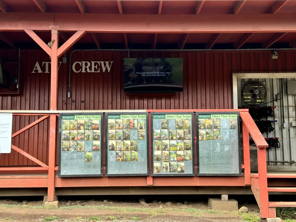 クアロアランチのATV CREWの建物と掲示物