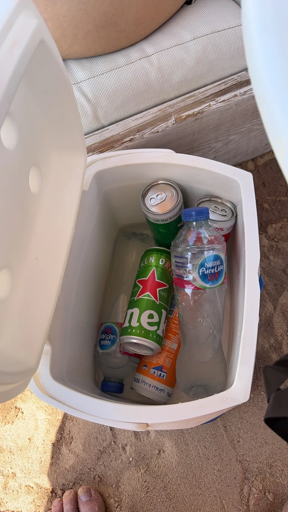 ビールと水、缶飲料が入ったビーチのミニクーラーボックス