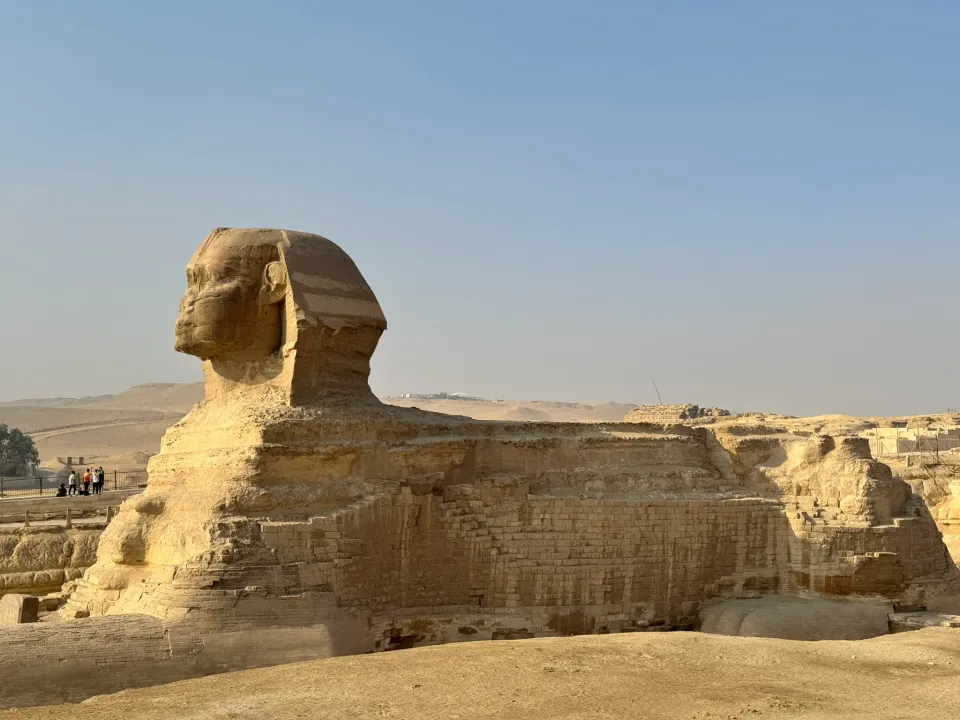 ギザのスフィンクスと周囲の古代の石壁