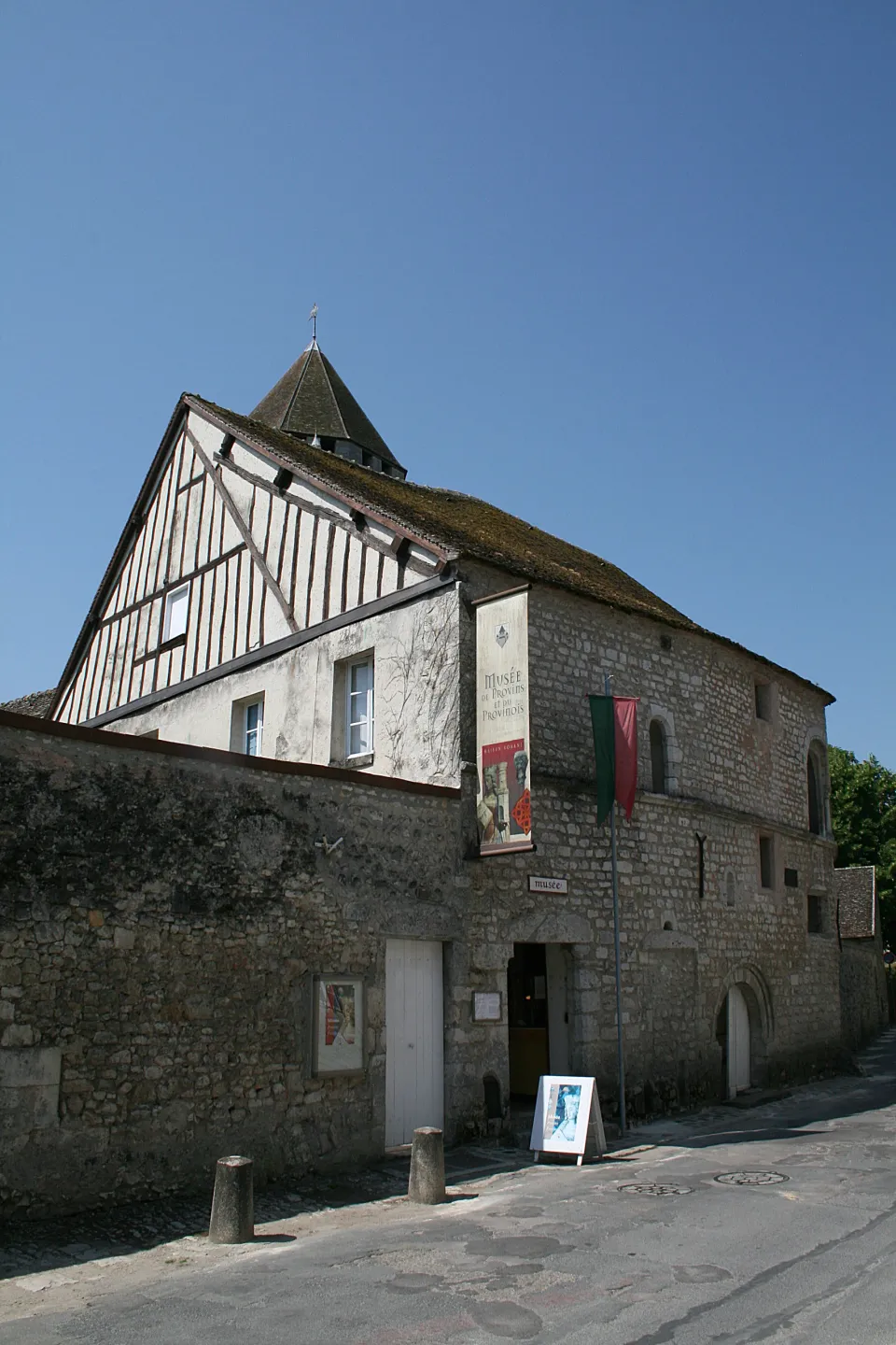プロヴァンのRue du Palaisから見た石造りのMaison Romaneと木組みの屋根