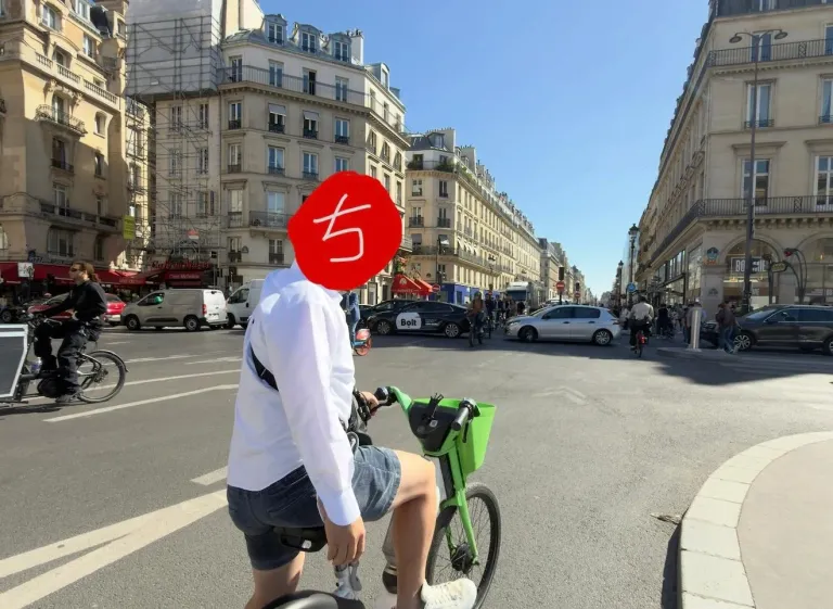 Limeの電動自転車でパリの街を走る様子