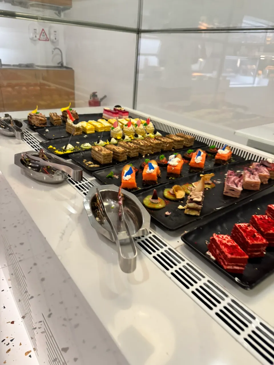 ビュッフェに並ぶ色とりどりのケーキや小さなデザート