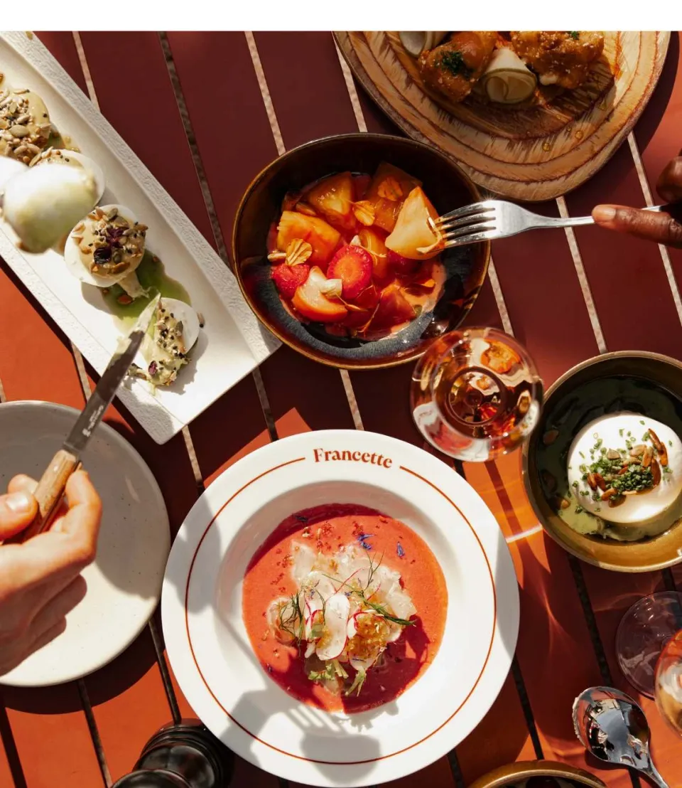 Francetteの季節料理と取り分け用の皿