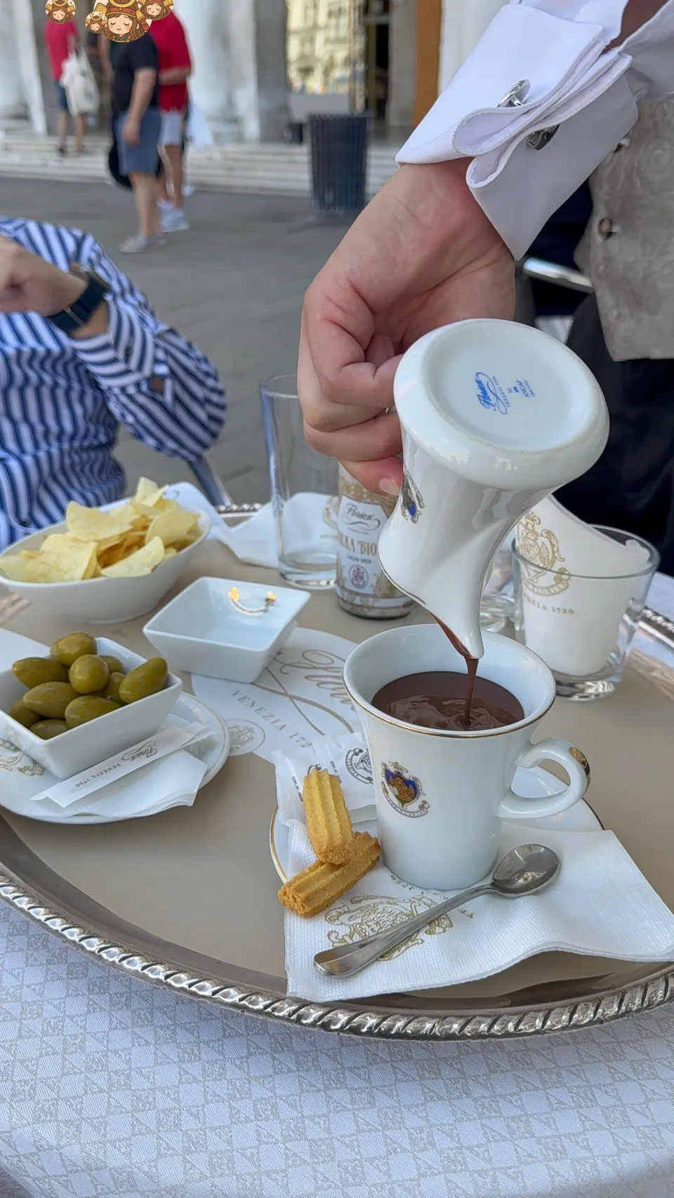 フローリアンのカップに注ぐホットチョコレートとテーブルの飲み物