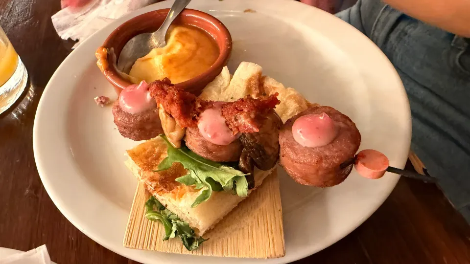 La Esquinita de Blaiの肉を巻いた小さな料理とクレマ・カタラナ