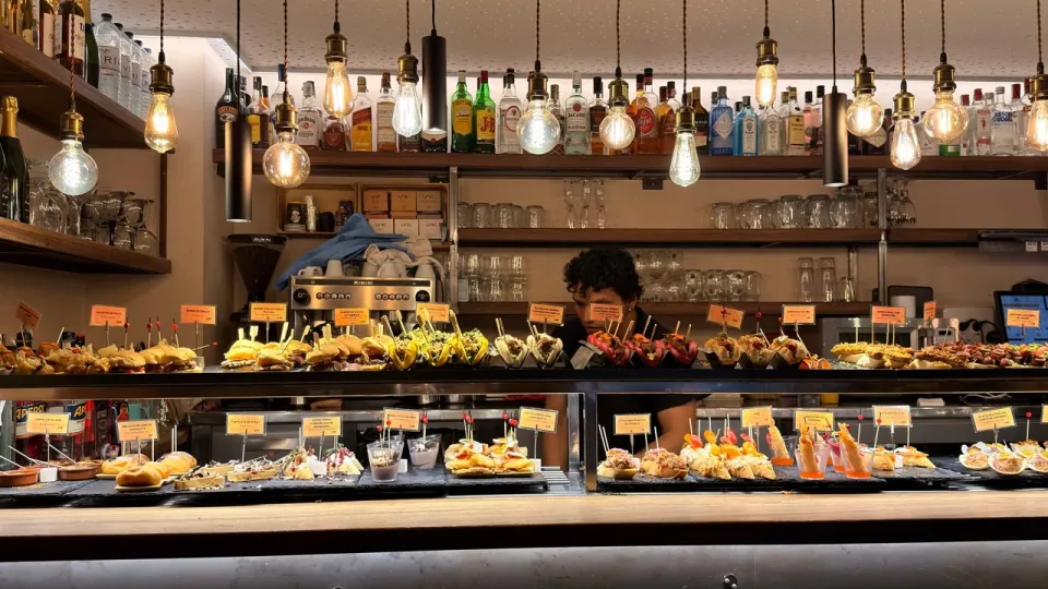 店のカウンターいっぱいに並ぶ色とりどりのピンチョス