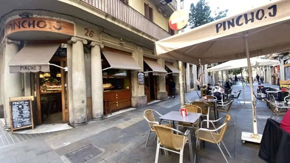 Pincho Jの外観。木の店名看板と26番地が、入口の目印。